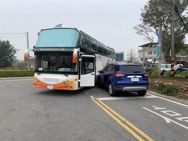 金门林堡路与盘果路口今天发生小客车与游览车相撞事故，所幸无人受伤，虚惊一场。（警方提供）