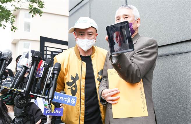 彈頭今透過視訊向徐乃麟道歉。（陳俊吉攝）