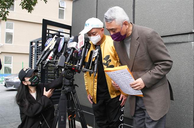 彈頭今向徐乃麟躹躬道歉。（陳俊吉攝）