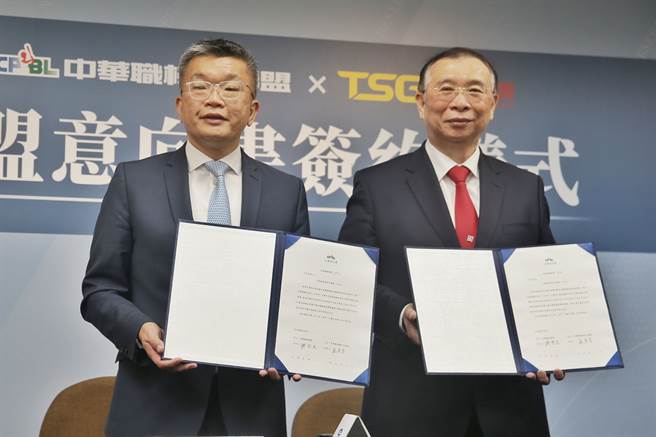 中职会长蔡其昌（左）与台钢集团会长谢裕民。（杜宜谙摄）