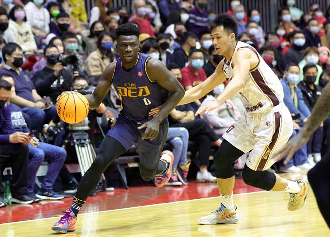 中信特攻「黑豹」阿巴西上周单场狂飙52分，一举刷新联盟半场和全场得分纪录。( 台湾运彩xT1联盟提供)