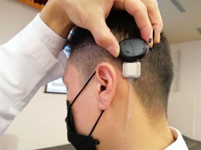 中国附医全方位听觉健康中心副院长陈光超指出，人工电子耳分为两个部分，内部「接受器与电极」，须由专业耳科医师手术植入内耳；外部「线圈与声音处理器」，手术后由听力师开机及调整。（中国附医提供／冯惠宜摄）