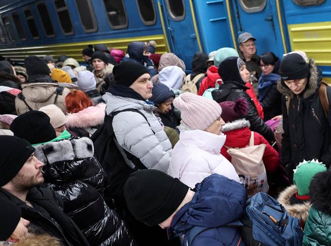 大批乌克兰民眾1日在基辅中央火车站，等着搭从基辅撤离到西部城市利维夫（Lviv）的火车。（路透）