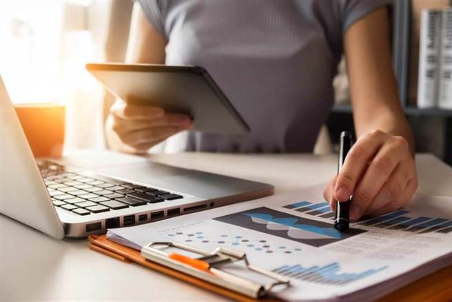 網友計算出工程師的驚人年收（圖／Shutterstock）