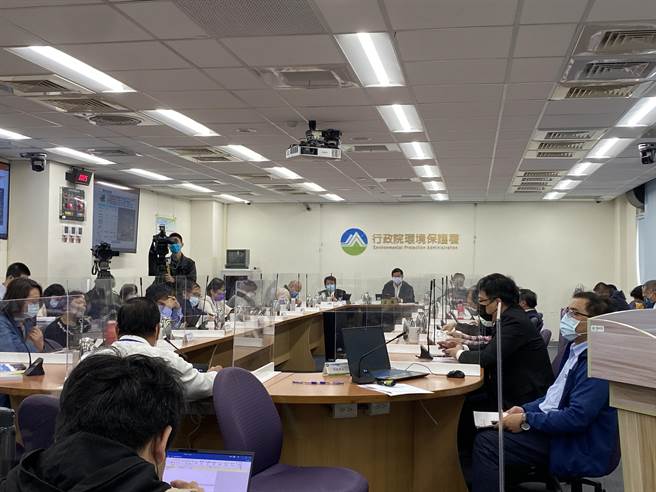 今(2)日環保署的環評大會中，在開發單位承諾殼狀珊瑚藻的監測頻率冬春季每月至少一次、夏秋每季至少一次，以及柴山多杯孔珊瑚監測範圍修正下，本環差案今日通過。（李柏澔攝）