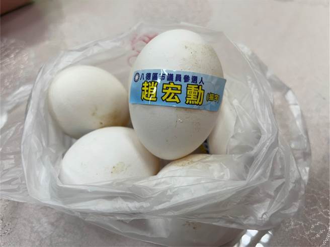 全台蛋荒，雞蛋成選舉造勢好物。（陳夢茹攝）