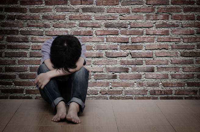 台中4童遭继父施暴伤痕累累，市府紧急安置。（示意图，达志影像/shutterstock）