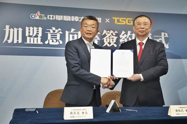 中職會長蔡其昌（左）與台鋼集團會長謝裕民。（杜宜諳攝）