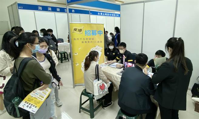 侨光科技大学校园徵才博览会，企业设摊徵才吸引学生洽谈。（陈淑芬摄）