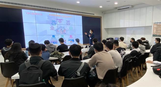 侨光科技大学校园徵才博览会，邀请企业到场举办说明会，现场挤满学生。（陈淑芬摄）