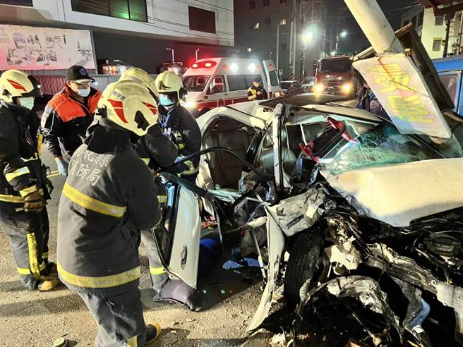 暗夜飞车衝入民宅骑楼，轿车撞到扭车变形，鹿港消防分队动用破坏器材救出女驾驶。（彰化县消防局提供／吴敏菁彰化传真）