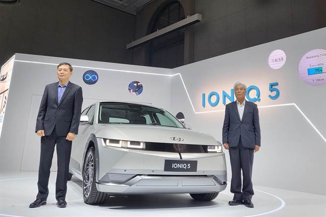 三阳兼南阳实业总经理吴清源（右）、南阳总经理徐伯达（左）。（黄琮渊摄）