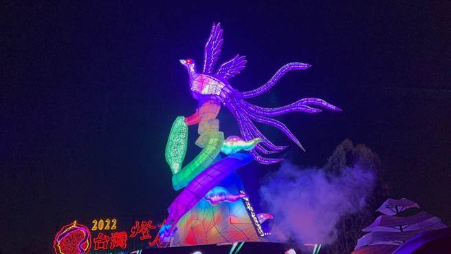 台湾灯会日前圆满落幕，但位在卫武营的主灯「凤彩飞舞」，交通部观光局却决议移置花东纵谷，消息一出地方炸锅。（柯宗纬摄）