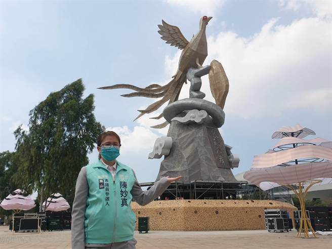 民眾党凤山市议员参选人陈妙珍疾呼，高市府从善如流，在二日内做出回应，否则将向法院申请假处分，争取将「凤彩飞舞」主灯留在凤山，保障市民权益。（柯宗纬翻摄）