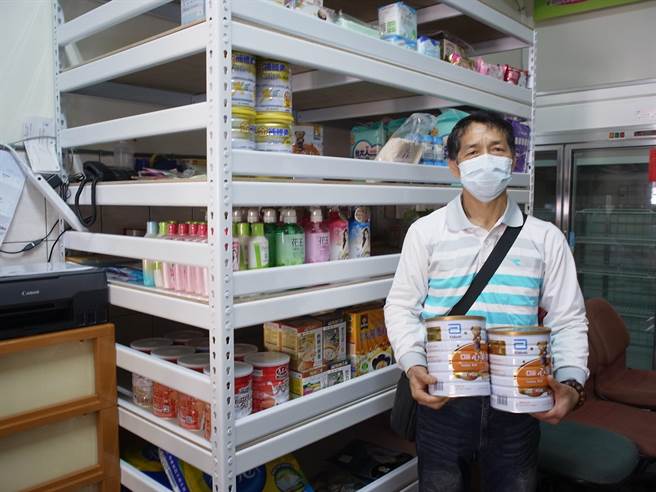 云林县北港镇食物站负责人蔡荣金（见图）表示万物齐涨求助者变多，善心人士捐奶粉相助。（张朝欣摄）