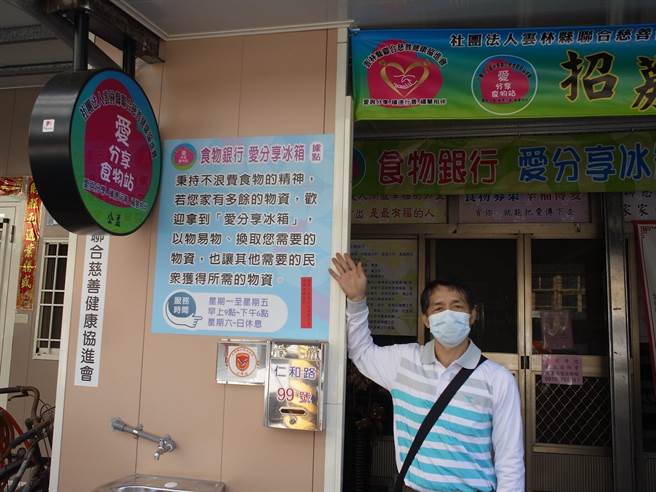 云林县北港镇食物站负责人蔡荣金（见图）表示万物齐涨求助者变多，善心人士捐奶粉相助。（张朝欣摄）