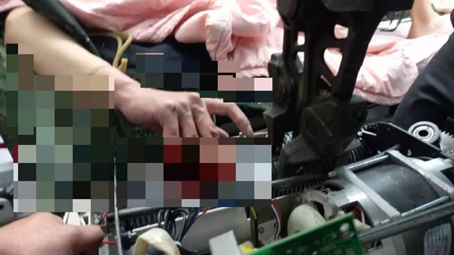 消防人员以电动油压撑开器将碎纸机成功破坏。（新竹县消防局提供／罗浚滨新竹传真）