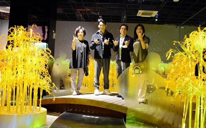 藝人溫昇豪（左二）親訪屏菸客家館，並引領現場民眾感受客家魅力。（林和生攝）