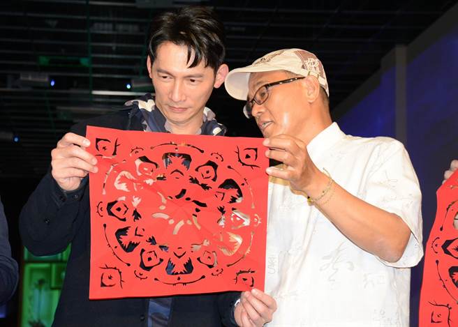 屏東客家子弟溫昇豪（左）親訪屏菸客家館，實際體驗剪紙藝術。（林和生攝）