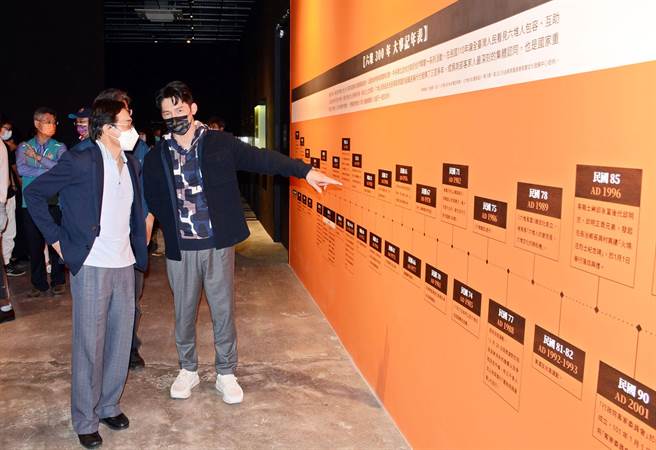 屏東客家子弟溫昇豪（右）走訪屏菸客家館，與客委會副主委鍾孔炤討論六堆300年歷史脈絡。（林和生攝）