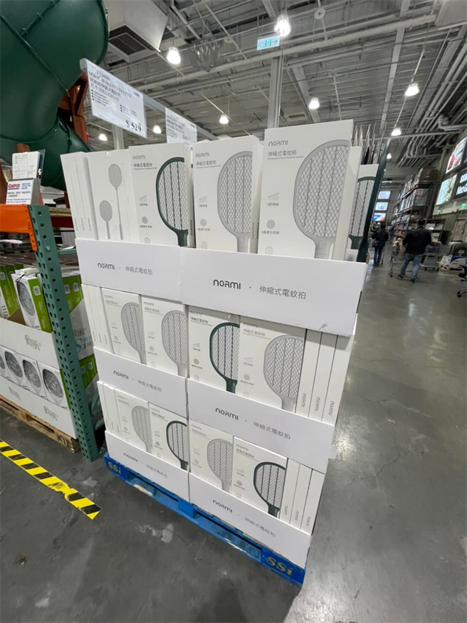 网友PO出好市多的伸缩电蚊拍，几乎跟羽毛球拍一样长。(图/截自Costco好市多 商品经验老实说脸书)