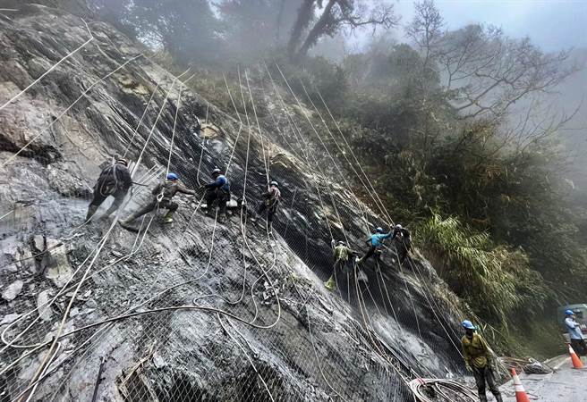 南横公路陡峭的山壁上，1群蜘蛛人正为4月底安全通车的最后1哩路拚搏。（庄哲权摄）