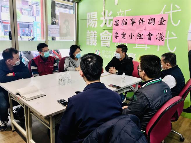 张志豪邀集动保处、中和警分局组成调查小组，调查虐猫致死案。（张志豪服务处提供）