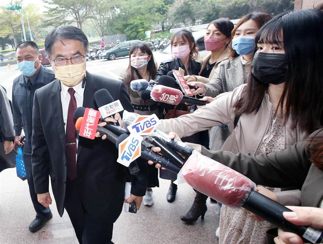 民進黨2日召開中執會，陷入「線民案」疑雲的台南市長黃偉哲（左）進入會場前向媒體表示，會後再接受採訪。（范揚光攝）