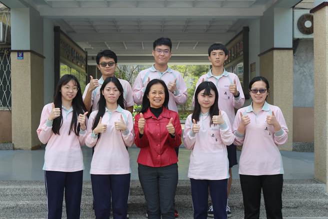 嘉华中学学生大学学测成绩亮丽，师生都欣喜。（嘉华中学提供／廖素慧嘉市传真）