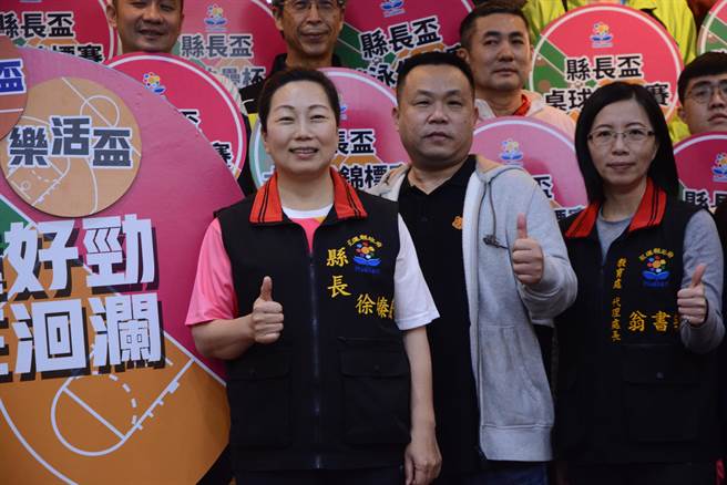 县长徐榛蔚、体育会理事长汪锦德、教育处副处长翁书敏（左起）宣布，今年有80项运动赛事，盼带动人潮，也为地方产业注入活水。（王志伟摄）