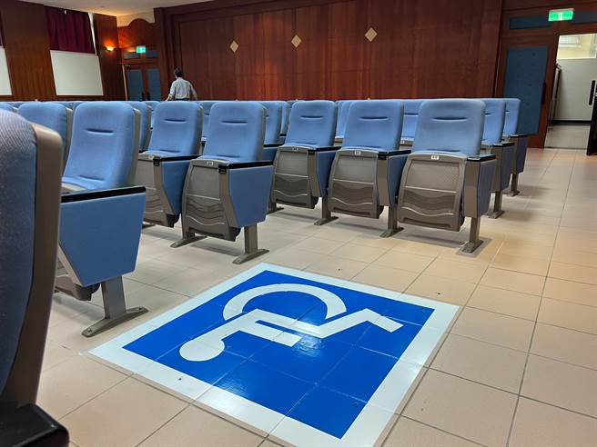 基隆地院致力将法庭打造为无障碍空间，旁听席增设2个残障空间。（陈彩玲摄）