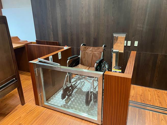 基隆地院国民法官法庭内设有轮椅升降机。（陈彩玲摄）