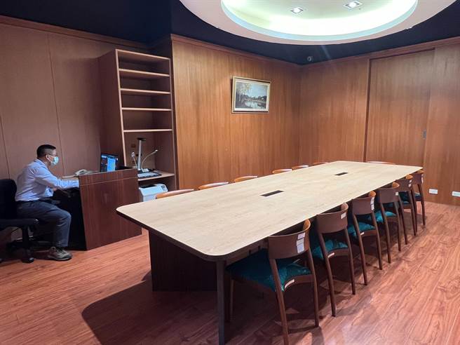 审判活动区后方设有一间评议室，供法官、国民法官讨论案件。（陈彩玲摄）