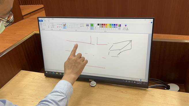 应讯发言台的电脑萤幕改成触控萤幕，证人可手绘还原案发状况。（陈彩玲摄）