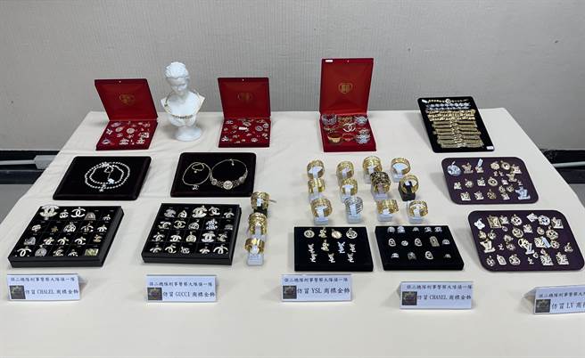 警方查扣仿冒名牌金饰一批。（警方提供）