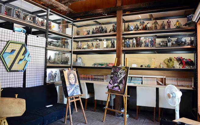 摆满公仔与漫画书，林育圣希望将胜利星村打造成为屏东次文化基地。（林和生摄）