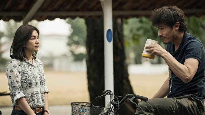 Ella（左）很開心能與耿樂合作。（群石國際提供）