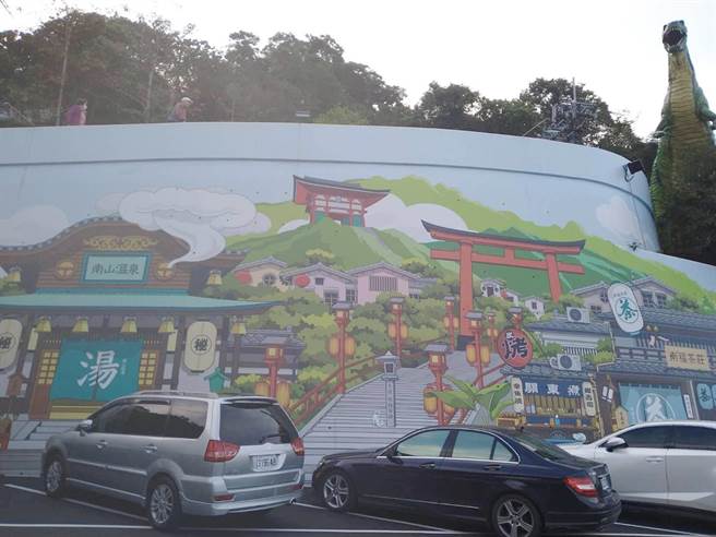 新北中和烘炉地南山福德宫的彩绘墙走和风，有民眾觉得与台味庙宇不搭，庙方认为每人见解不同，山路上的恐龙模型也曾有争议，但也在烘炉地多年了。（陈慰慈摄）