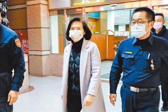 宜蘭縣長林姿妙（中）被檢方依貪污治罪條例的圖利罪與財產來源不明罪等罪嫌向法院聲請羈押禁見，法院裁定80萬元交保。本報資料照片