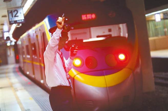 政院明拟通过台铁公司化草案 送立法院审议。图为台铁台北站列车进站情形。（本报资料照片）