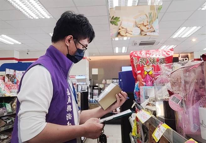 因应中央开放福岛食品政策，嘉义县卫生局加强监控后端市场，近日更稽查30家共102件日本食品，全数合格。（嘉义县政府提供∕吕妍庭嘉义传真）