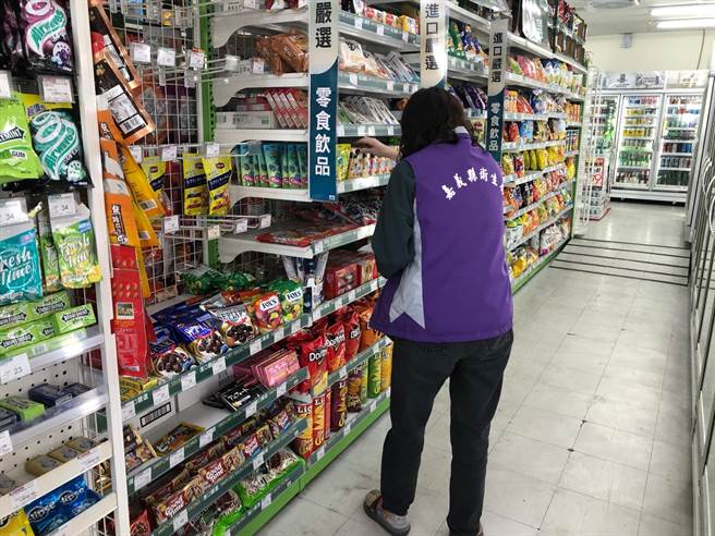因应中央开放福岛食品政策，嘉义县卫生局加强监控后端市场，近日更稽查30家共102件日本食品，全数合格。（嘉义县政府提供∕吕妍庭嘉义传真）