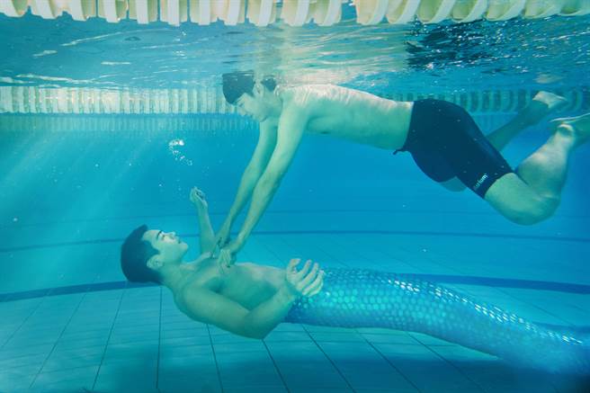 禾浩辰陪蔡凡熙游泳。（羚邦集团提供）