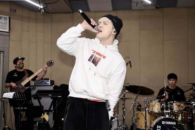 J.Sheon總彩排展現成果，演唱新歌〈不良示範〉。（羅永銘攝）