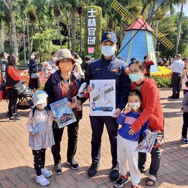 保大员警在现场宣导防疫、反诈骗及廉洁反贿络等犯罪预防工作。(翻摄照片／林郁平台北传真）