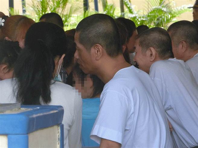 「惡龍」張錫銘，遭判無期徒刑定讞，2007年在台南監獄服刑，獄中表現良好，他從2017年2月申請假釋，5年來假釋申請均遭駁回。圖為2018年母親節前夕，張錫銘妻小到南監懇親。（資料照）