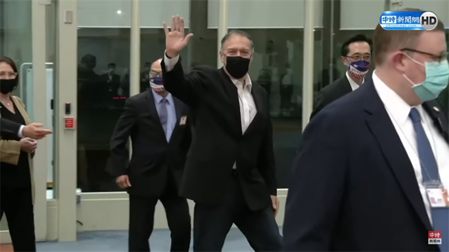 美前国务卿蓬佩奥抵桃园机场，亲切挥手致意。（取自中时新闻网直播）
