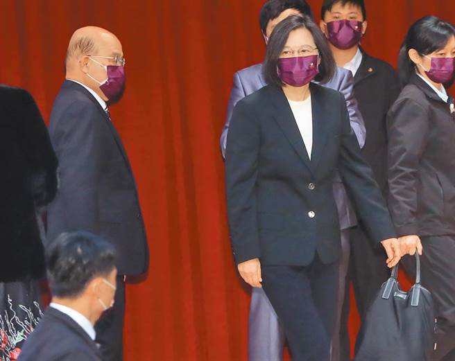 蔡英文总统（右）与行政院长苏贞昌（左）今年1月一同出席公平交易委员会成立30周年庆祝茶会，蔡期许公平会成为让市场有效率运作的最坚实守护者；两人在启动仪式后，一同离开会场。（资料照／郑任南摄）
