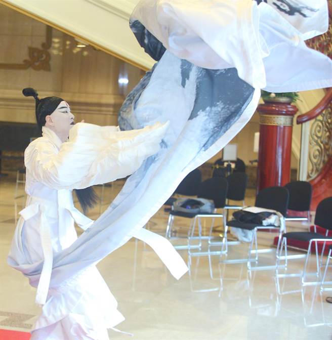 舞者身穿一件长达10公尺长的舞袍，在短短的13分钟独舞里，舞尽人间悲喜。国家文艺奖得主吴兴国重拾舞者身分，将呈现舞戏作品《寒食》，3日起在全台巡演。（张铠乙摄）