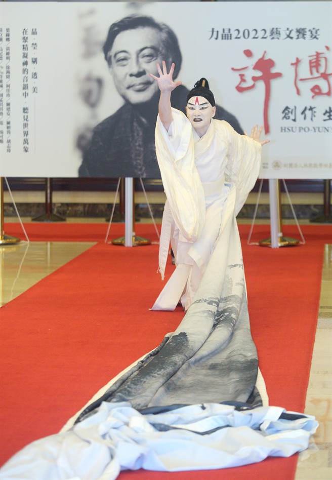 国家文艺奖得主吴兴国重拾舞者身分，将呈现舞戏作品《寒食》，3日起在全台巡演。（张铠乙摄）